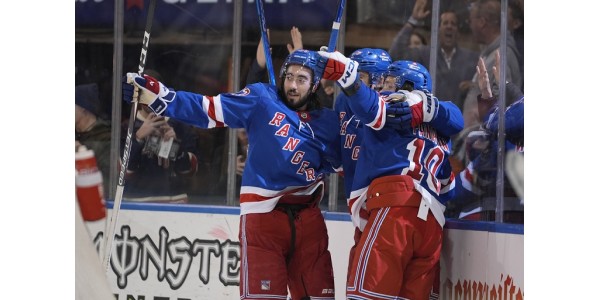 New York Rangers vyřadili Carolinu Hurricanes vzájemnými góly k vítězství